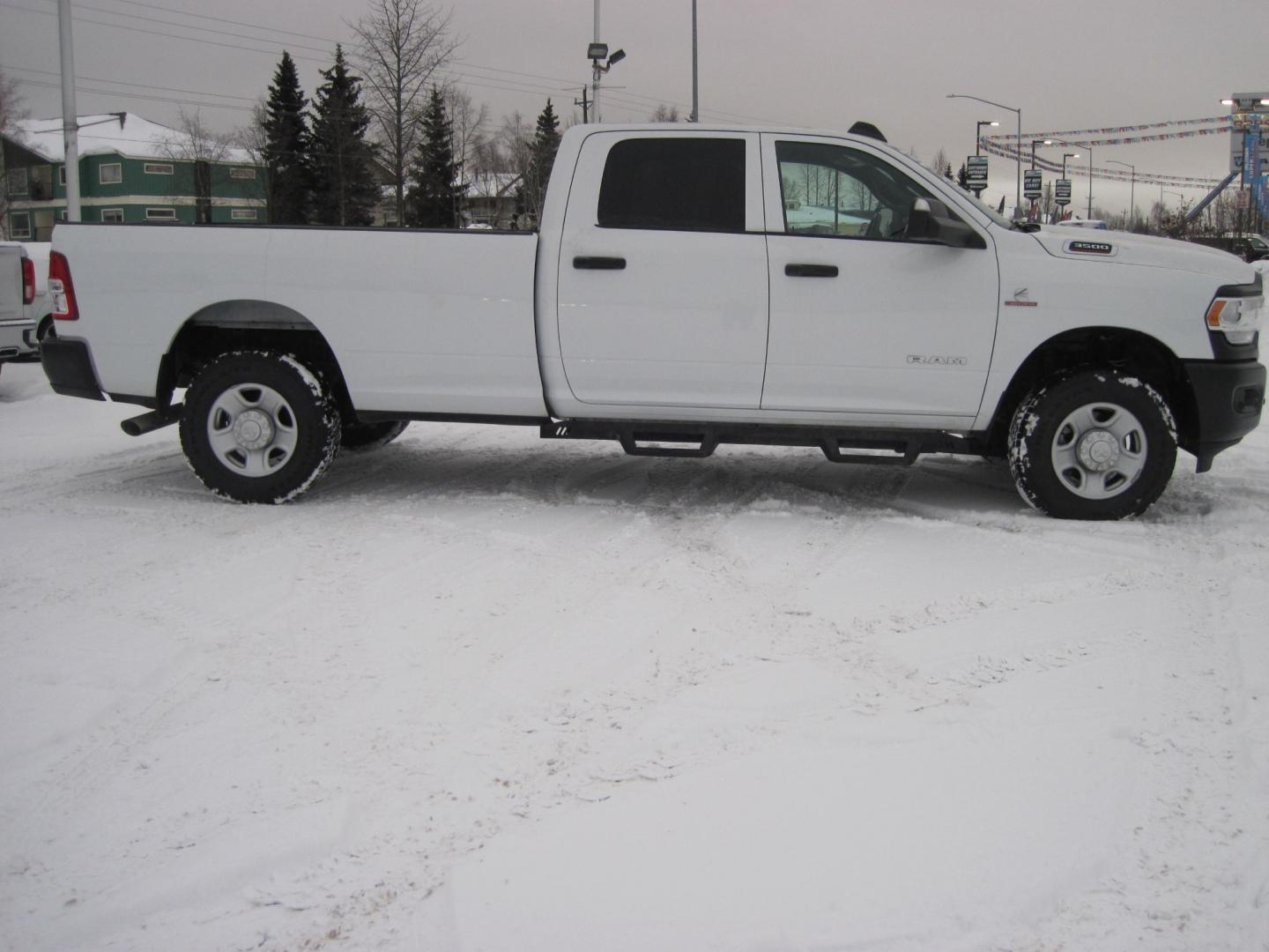 2022 white /gray RAM 3500 Tradesman Crew Cab 4WD (3C63R3GL2NG) with an 6.7L L6 OHV 24V TURBO DIESEL engine, 6A transmission, located at 9530 Old Seward Highway, Anchorage, AK, 99515, (907) 349-3343, 61.134140, -149.865570 - Photo#2